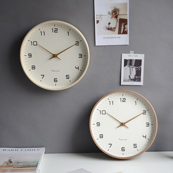 Stilfull träklocka med tyst kvartsurverk och modern design