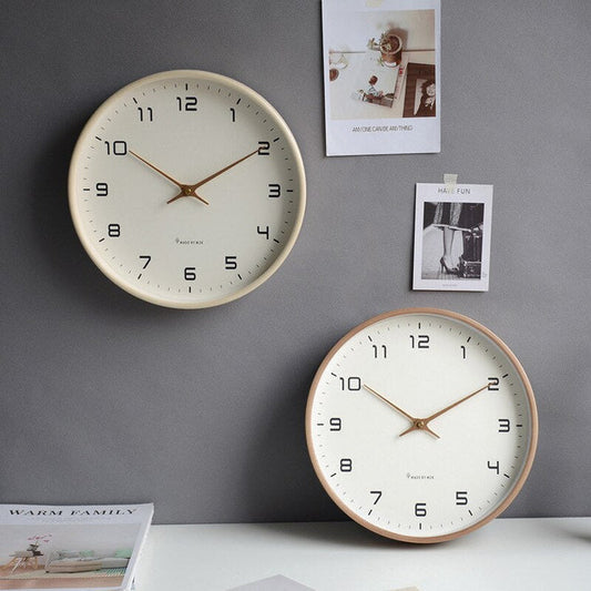 Stilfull träklocka med tyst kvartsurverk och modern design