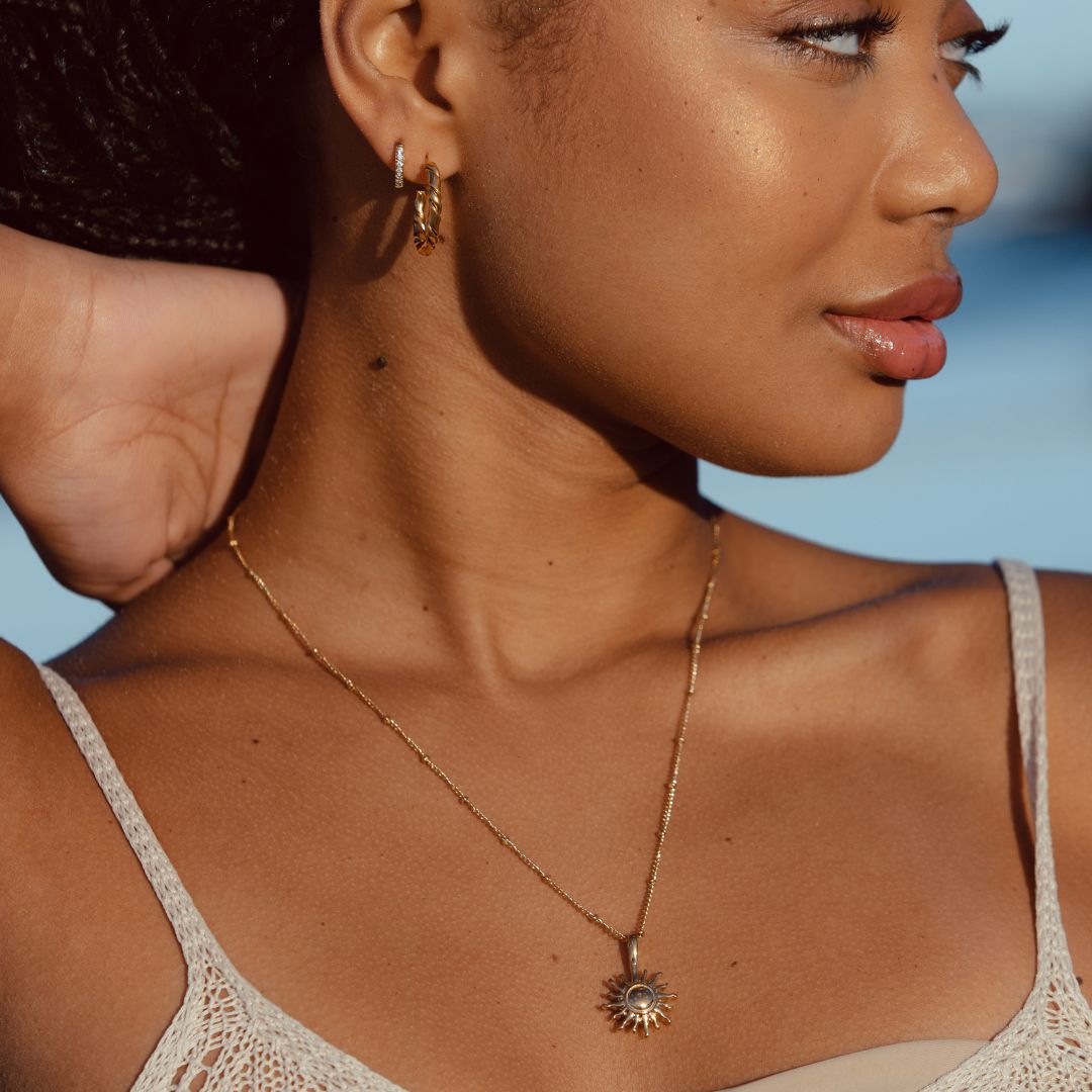 Halsband med solhänge – Solmotiv