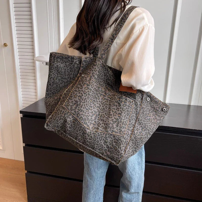 Oversized skuldertaske i stof med leopardmønster - lilla