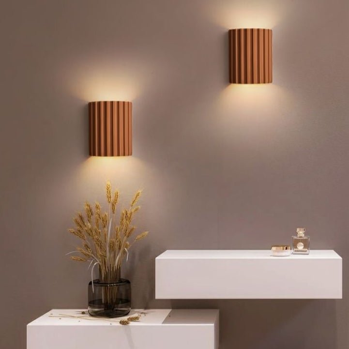 Elegant LED-væglampe med moderne design og nem montering