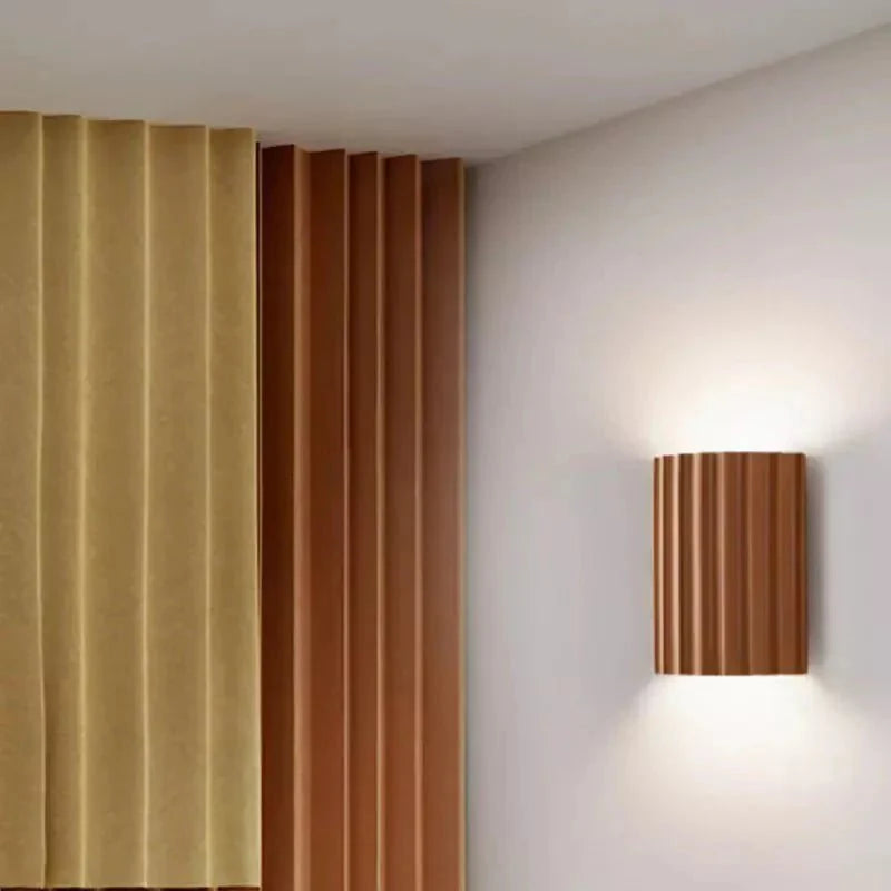 Elegant LED-væglampe med moderne design og nem montering