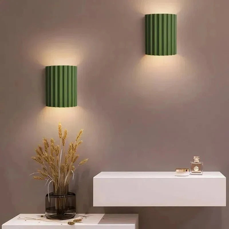 Elegant LED-væglampe med moderne design og nem montering