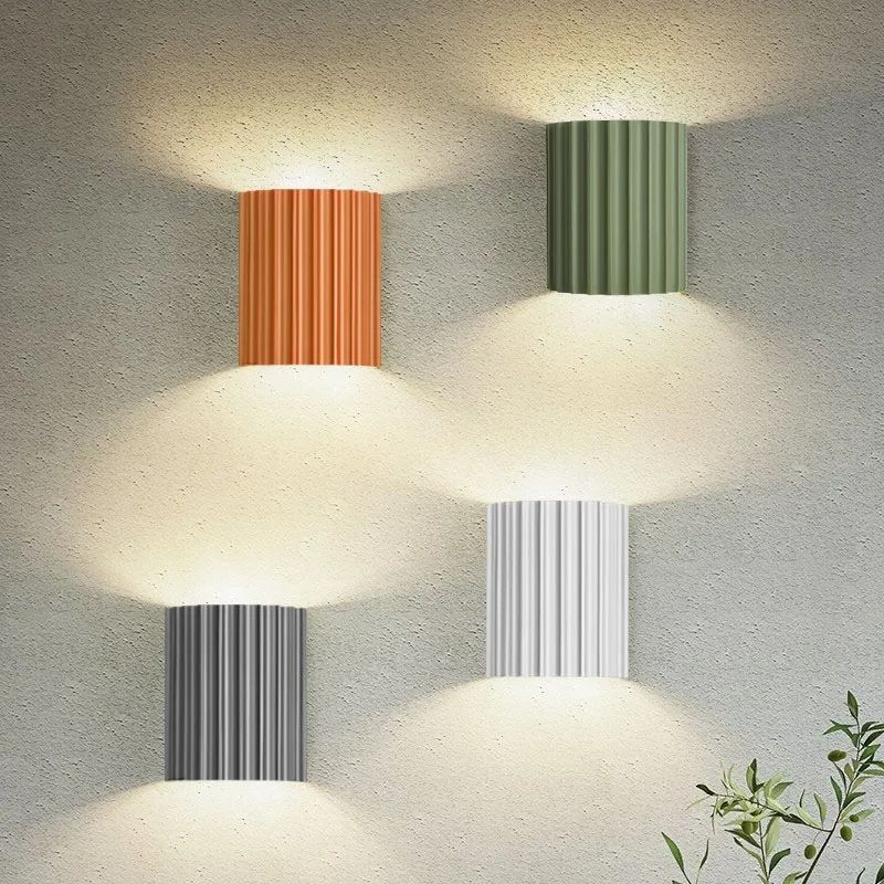 Elegant LED-væglampe med moderne design og nem montering