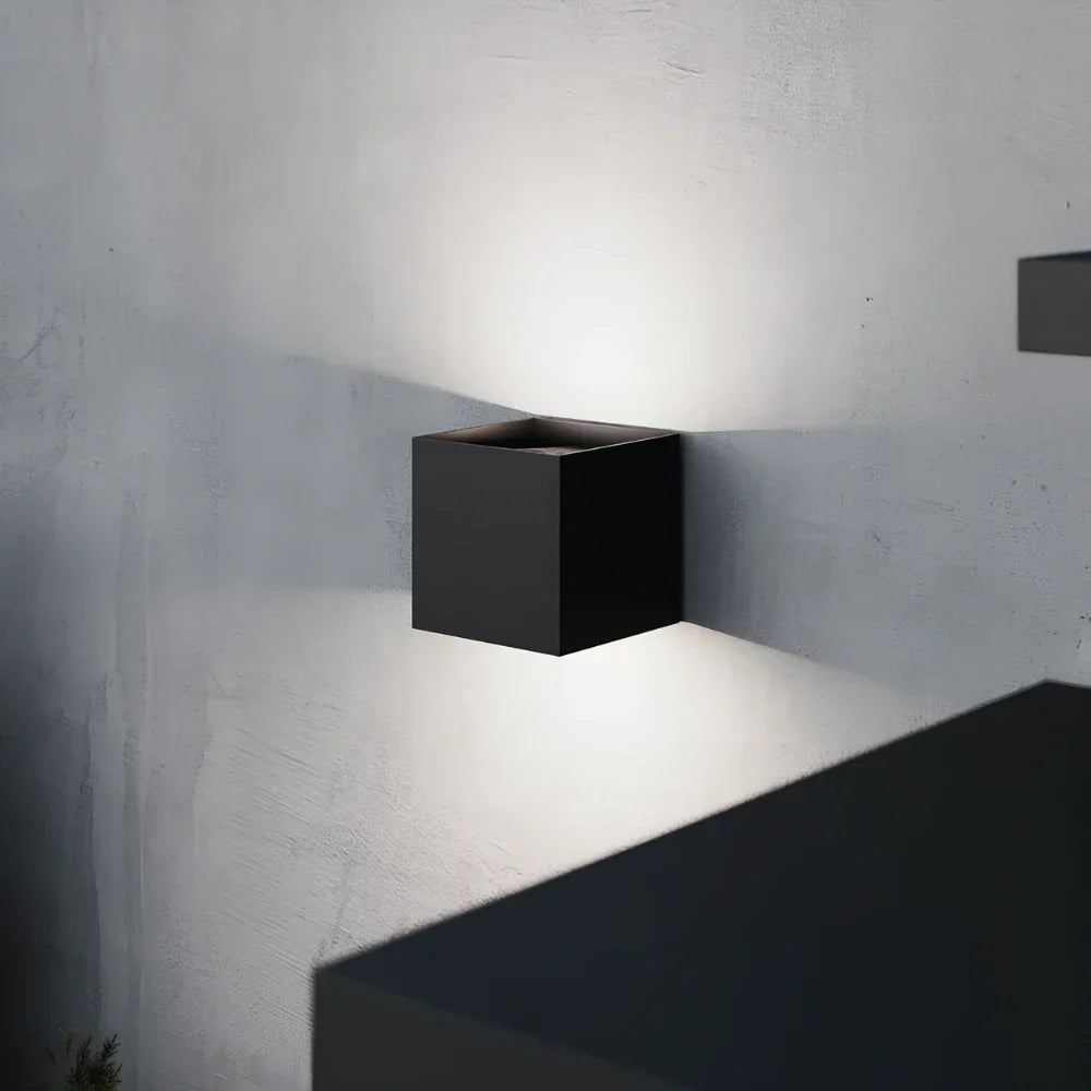 Justerbar Væglampe i Sort Aluminium med Cube Design