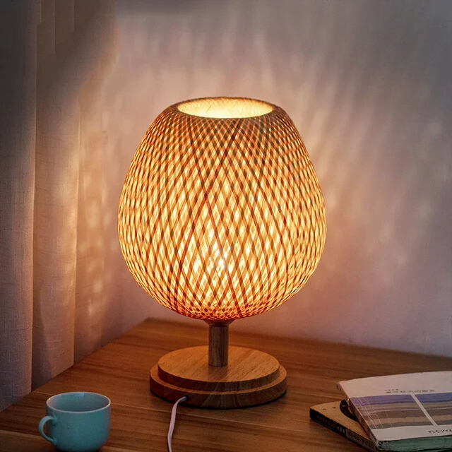 Bordslampa i hållbar bambu med handvävd lampskärm