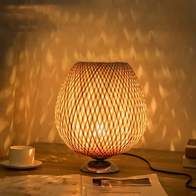 Bordslampa i hållbar bambu med handvävd lampskärm