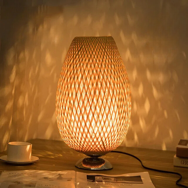 Bordslampa i hållbar bambu med handvävd lampskärm