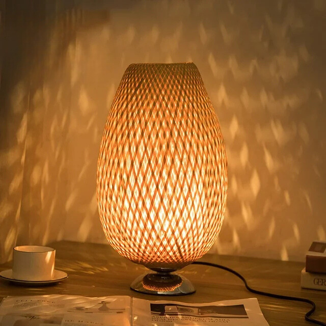 Bordslampa i hållbar bambu med handvävd lampskärm