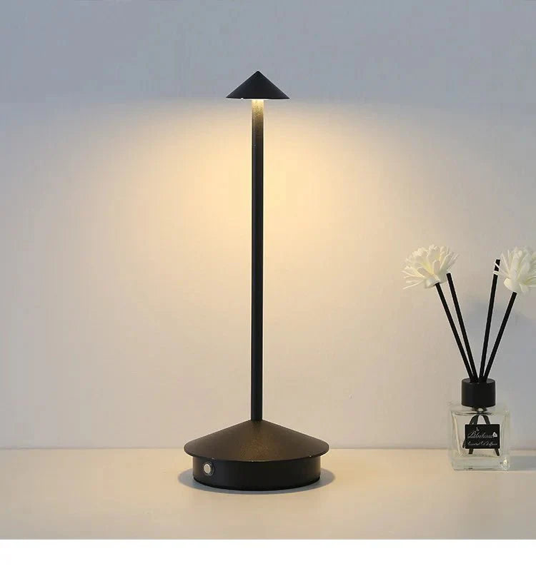 Elegant USB-bordlampe med berøringsfunktion og dæmpbart lys