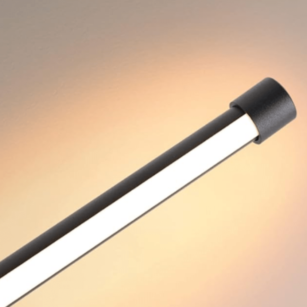 Elegant LED-bordlampe med justerbart varmt amberlys