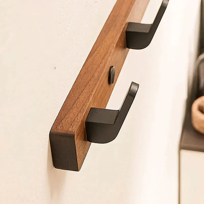 Elegant sort vægkrog i træ - pladsbesparende design