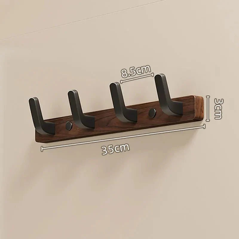 Elegant sort vægkrog i træ - pladsbesparende design