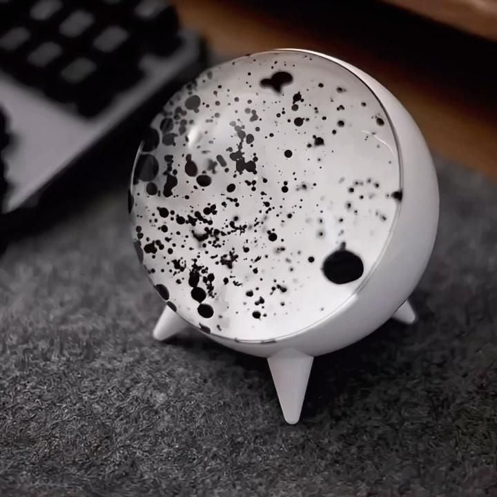 Trådløs Højttaler med Ferrofluid Display – Visuel Musikoplevelse