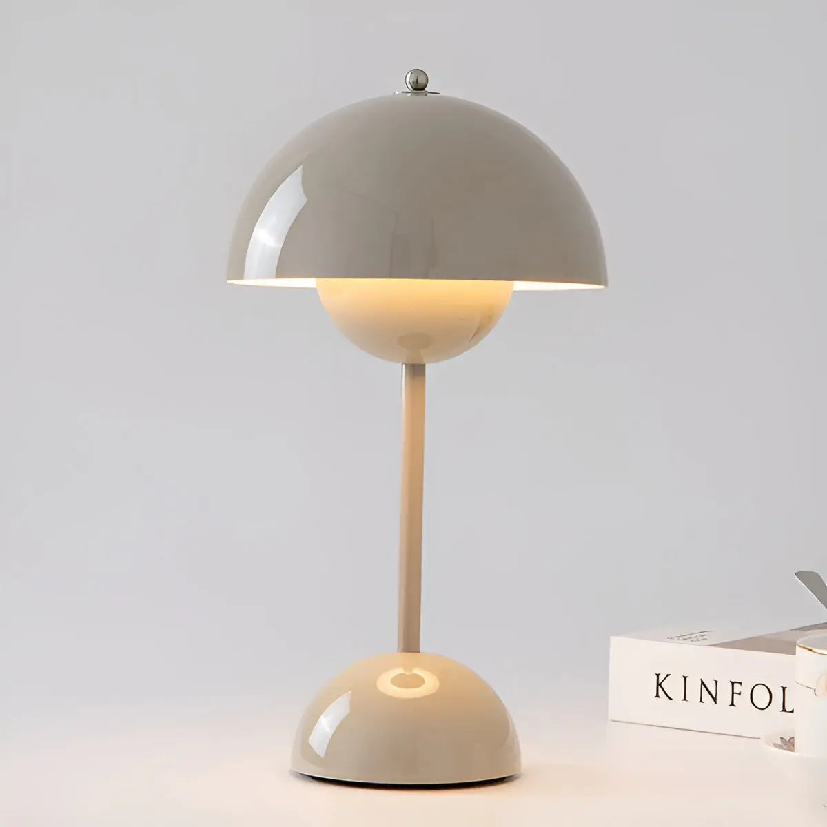 Elegant skandinavisk bordslampa med justerbart ljus