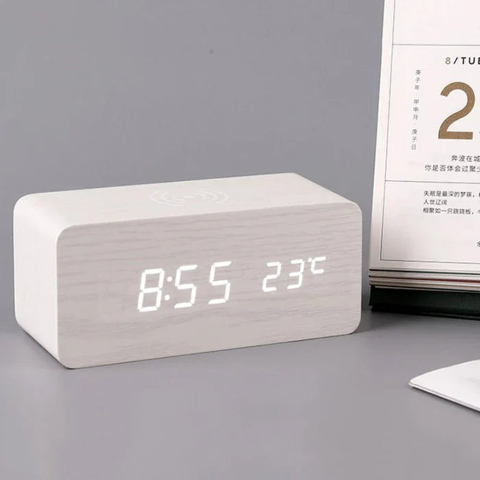 Elegant vækkeur i træ med trådløs opladning og stemmeaktivering – LED-display med tid, dato og temperatur