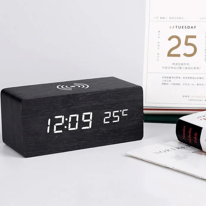 Elegant vækkeur i træ med trådløs opladning og stemmeaktivering – LED-display med tid, dato og temperatur