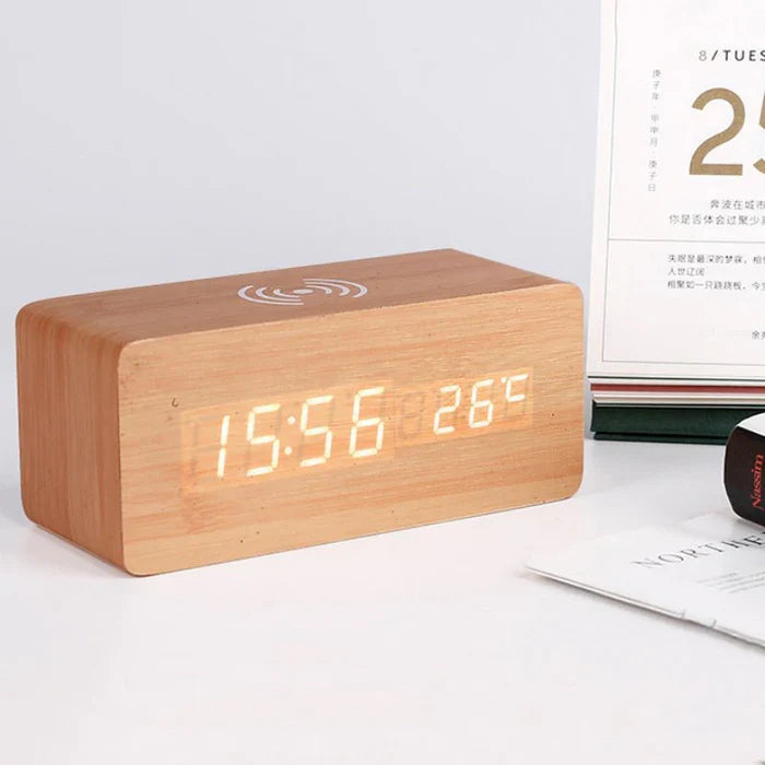 Elegant vækkeur i træ med trådløs opladning og stemmeaktivering – LED-display med tid, dato og temperatur